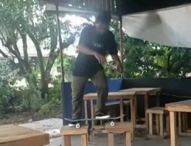 Ήθελε να κάνει κόλπα με skateboard πάνω σε σανίδες αλλά... έφαγε μια μεγαλοπρεπέστατη τούμπα! (βίντεο)